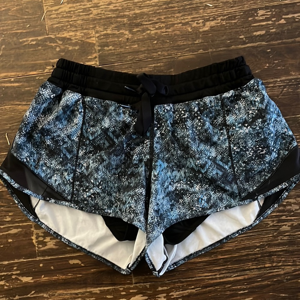 Hotty Hot 2.5” Lulu Lemon Blue and Black Pattern Shorts EUC size 6